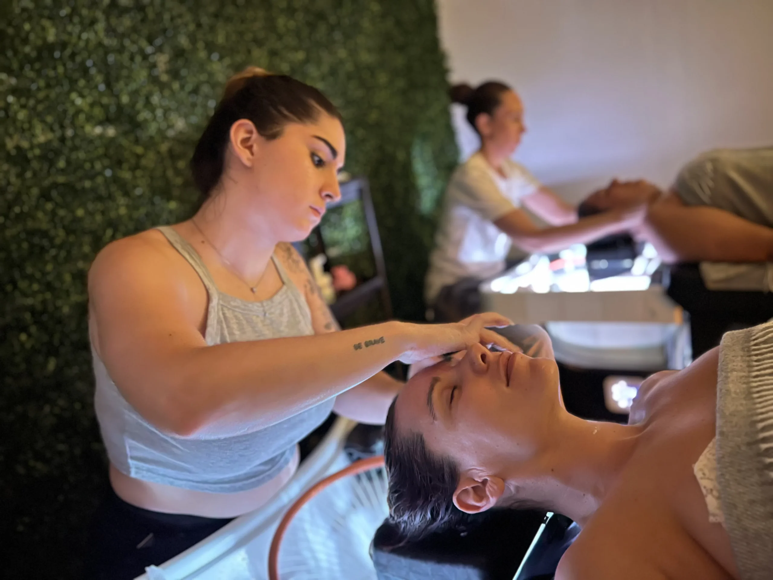 Mujer realizando masajes descontracturantes
